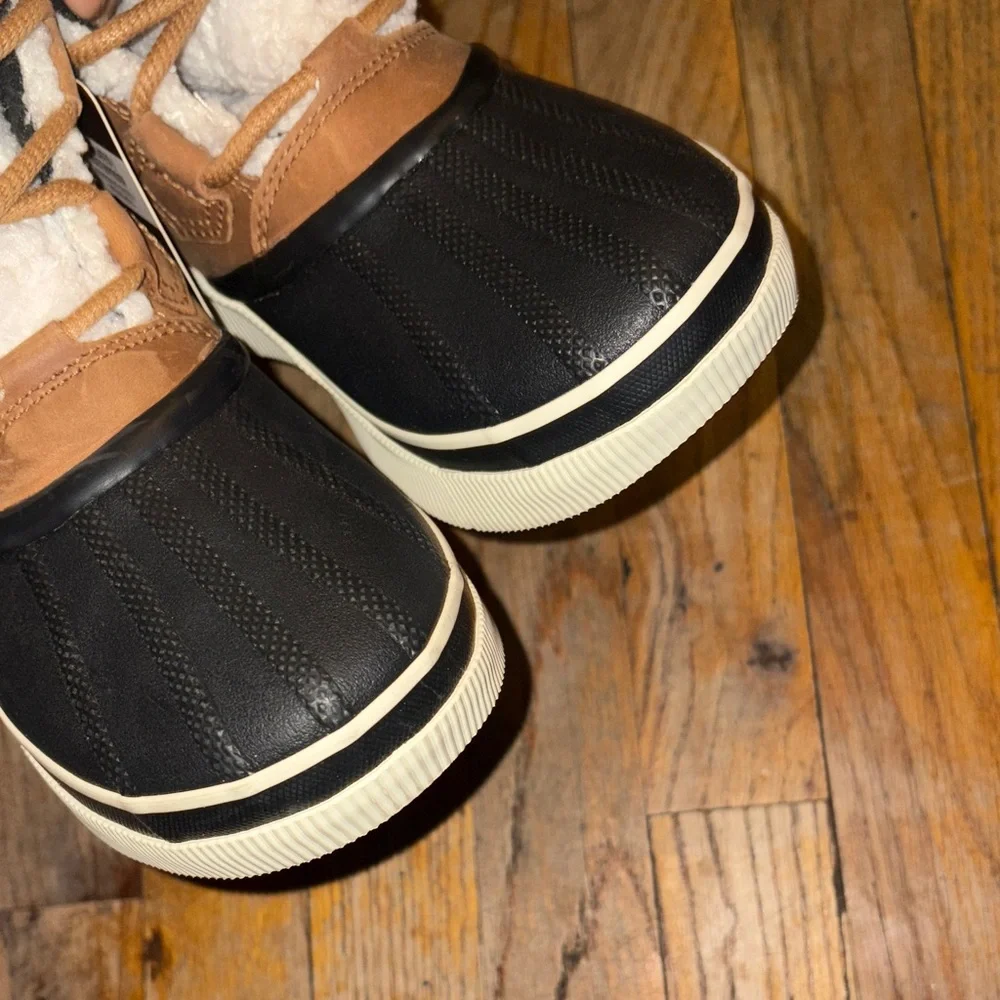 Sorel Brown and Black Winter Boots with Shearling Lining - Picture 10 of 11
